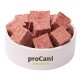 Eine weiße Schüssel gefüllt mit kleinen, gewürfelten Stückchen Haustierfutter, gekennzeichnet mit "proCani selection" in braunem und grünem Text.
