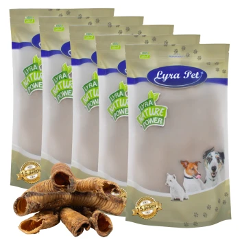 Fünf Beutel Lyra Pet Nature Power Hundeleckerlis, mit einem Stapel kaubaren Snacks davor, die Premiumqualität für Haustiere zeigen.