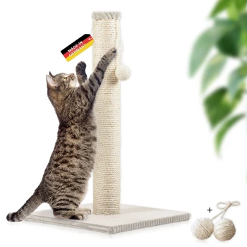 Getigerte Katze kratzt an einem beigen Sisal-Kratzbaum mit „Made in Germany“-Etikett und zwei zusätzlichen Sisalbällen.