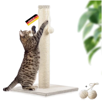 Getigerte Katze kratzt an einem beigen Sisal-Kratzbaum mit „Made in Germany“-Etikett und zwei zusätzlichen Sisalbällen.