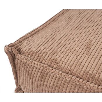 Eine Nahaufnahme eines plüschigen, gerippten Haustierbettes in warmem Beige, mit einer dekorativen geflochtenen Kante entlang der Ränder.