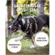 Ein schwarz-weißer Hund in einem grünen Geschirr läuft durch einen Wald mit Text: "Grenzenloser Gassi-Spaß," "Y-Design," "Strapazierfähiges Nylon."