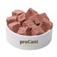 Schüssel mit gewürfeltem Haustierfutter mit einem rosafarbenen Farbton, beschriftet mit "proCani selection" in braunem und grünem Text.