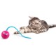 Grau getigerte Katze, die nach einem pinken Ball-Spielzeug mit blauem flexiblem Stab greift; beschriftet mit „Modern CAT“ vor weißem Hintergrund.