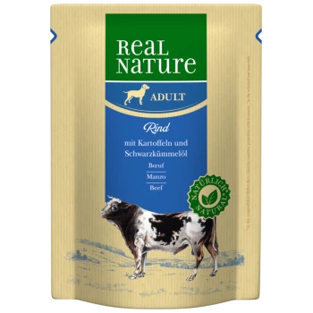 Real Nature Adult Hundefutterverpackung mit Rindfleisch, Kartoffeln und Schwarzkümmelöl, illustriert mit einer Kuh und einem Siegel für natürliche Zutaten.