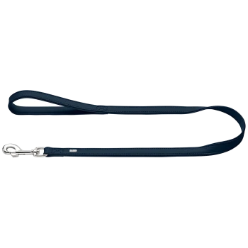Marineblaue, mit Steppnähten versehene Hundeleine mit gepolstertem Schlaufenhandgriff, silbernem Karabinerhaken und kleinem rechteckigem Metallmarkenschild.