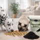 Dalmatiner und Katze fressen Krokettenwürfel neben einer Dose mit der Aufschrift 'Lyra Pet Premium-Granulat' und einem Haufen schwarzer Granulate
