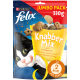 Bunte Purina Felix Knabber Mix Katzenleckerlis-Tüte, beschriftet mit "JUMBO PACK 330g," zeigt eine verspielte Katze und hebt käsegeschmackige Snacks hervor.