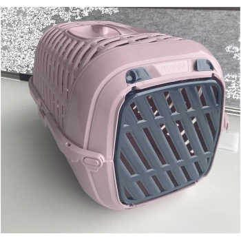 Transporteur pour animaux en plastique rose et gris avec fentes de ventilation et étiquette « FIT+FUN » sur la porte avant.