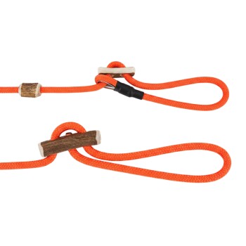 Leuchtend orangefarbene Slip-Hundeleine mit Holz-Knebelperlen und Schlaufenhandgriff, in zwei Positionen auf schwarzem Hintergrund gezeigt