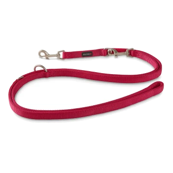 Rote verstellbare Hundeleine mit Metallclips und einem "Wolters" Markenetikett auf weißem Hintergrund.