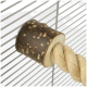 Nahaufnahme einer natürlichen Holzstange, die an einem Metallkäfig befestigt ist, mit einem dicken, verdrehten Sisal-Seil zum Klettern und Spielen für Haustiere.