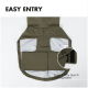 Olivgrüner Haustiermantel mit einem "Easy Entry"-Design mit Klettverschluss, mit zwei seitlichen Öffnungen und einer Nahaufnahme des Verschlusssystems.