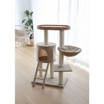 Kattenboom met een gezellige schuilplaats, twee platforms, een geweven mand-hangmat en krabpalen, geplaatst in een lichte kamer.