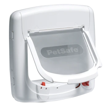 Porte pour animaux blanche avec un clapet transparent, portant le logo "PetSafe," conçue pour un accès facile pour les animaux de compagnie.