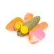 Buntes Haustierspielzeug in Form eines Schmetterlings, mit orangefarbenen und rosa Flügeln, einem grünen Körper und gelben Pompons als Augen.