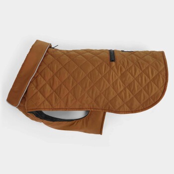 Brauner, gesteppten Hundemantel mit Kragen und Reißverschluss, entworfen für Wärme und Komfort, auf einem weißen Hintergrund präsentiert.