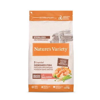 Nourriture pour chat adulte stérilisé Nature's Variety avec poisson désossé et saumon, sac de 1,25 kg avec image de chat.