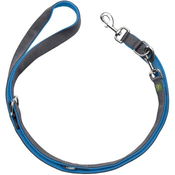 Eine blaue und graue Hundeleine mit einem stabilen Metallclip, mit einem gepolsterten Griff für Komfort.