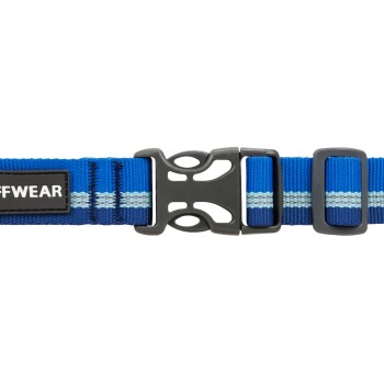 Blaues Haustierhalsband mit einem schwarzen "RUFFWEAR"-Label und einer stabilen grauen Schnalle, mit einem gestreiften Design in verschiedenen Blautönen.