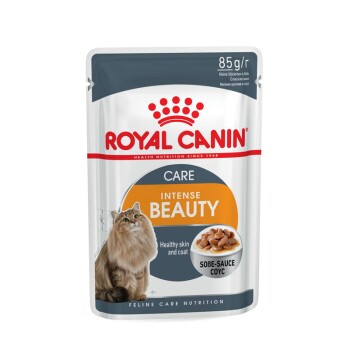 Torebka z karmą dla kotów Royal Canin Intense Beauty, z puszystym kotem, z tekstem podkreślającym "Zdrowa skóra i sierść" oraz "Żywienie dla kotów."