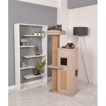 Ein stilvoller Katzenbaum mit zwei Katzen, die oben liegen, umgeben von einem modernen weißen Bücherregal mit Pflanzen und Dekoration.