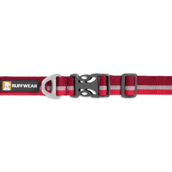 Rote Hundehalsband von Ruffwear mit einer schwarzen Schnalle und reflektierenden Streifen, mit einem Logo-Patch, das einen Hund zeigt.