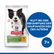 Hill's Science Plan Senior Vitality Hundefutterbeutel mit einem lächelnden schwarz-weißen Hund, mit Text, der altersbedingte Vorteile hervorhebt.