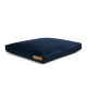 Marineblaue Haustierbett mit einer weichen, plüschigen Oberfläche und einem kleinen Lederetikett an der Seite, entworfen für Komfort und Stil.
