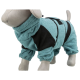 Ein plüschiger Hundemanikin trägt ein türkis-schwarzes Haustieroutfit, das einen hohen Kragen und elastische Bündchen an den Beinen aufweist.