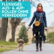 Eine Frau in einer Lederjacke und einem Schal führt einen kleinen Hund an der Leine in einem Park. Text lautet "FLÜSSIGES AUS- & AUF-ROLLEN OHNE VERHEDDERN."