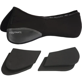 Schwarzes Pferdesattelpad mit "EQUINATE"-Markierung, begleitet von zwei abnehmbaren Schaumstoffeinlagen für zusätzlichen Halt.