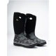 Schwarze Gummistiefel mit floralem Muster und strukturiertem Boden, mit Griffen für einfaches Anziehen, vor einem weißen Hintergrund präsentiert.
