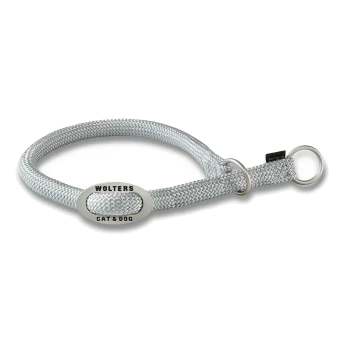 Silbernes geflochtenes Haustierhalsband mit Metallanhänger mit der Aufschrift "WOLTERS CAT & DOG" und zwei Metallringen.