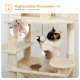 Eine verspielte Katze mit einem flauschigen Fell interagiert mit einem baumelnden Pompon auf einem beigen Katzenbaum, mit Text über austauschbare Pompons und einem zusätzlichen Spielball.
