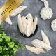 Schüssel mit getrockneten Hähnchenbrust-Leckerlis für Hunde, mit Seilspielzeug und künstlicher Pflanze; goldenes Eckbanner mit der Aufschrift 'PREMIUM'.