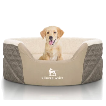 Ein gemütliches Hundebett mit einem weichen, plüschigen Innenraum und einem stilvollen Äußeren, mit dem Markennamen "KNUFFELWUFF" deutlich sichtbar.