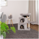 Zwei verspielte Katzen sind in einem grauen Katzenbaum mit mehreren Ebenen und Verstecken zu sehen, der in einem gemütlichen Wohnzimmer steht.