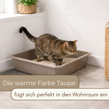 Getigerte Katze in einer taupefarbenen Katzentoilette auf gefliestem Badezimmerboden; deutscher Text: „Die warme Farbe Taupe — fügt sich perfekt in den Wohnraum ein“