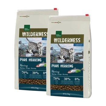 Zwei Tüten Wilderness Adult Katzenfutter mit der Aufschrift "Pure Hering", mit einer gescheckten Katze auf einem felsigen Hintergrund. Jede Tüte enthält 2,5 kg.