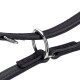 Nahaufnahme eines schwarzen Leder-Haustierhalsbands mit einem silbernen Metallring und Nähdetails.
