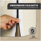 Hand, die die abnehmbare Sisalmatte an einem beigen Pfosten aufzieht; sichtbarer Text 'ABNEHMBARE SISALMATTE' und 'GESCHÜTZTES PRINZIP'.