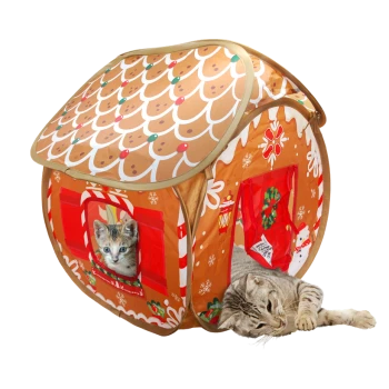Zwei Katzen innen und außen in einem Lebkuchenhaus-Themen-Katzentunnel mit festlicher Dekoration und einem Zettel an der Tür.