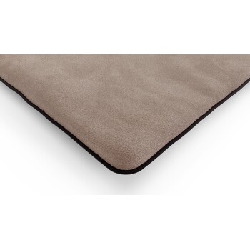 Eine Nahaufnahme einer weichen, beigen Haustiermatte mit schwarzem Rand, die ihre plüschige Textur und abgerundeten Kanten zeigt.