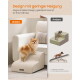 Pomeranian auf beige Haustier-Treppe vor Sofa; Werbetext: „Design mit geringer Neigung“, Buttons „Unsere“ und „Andere“.