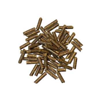 Ein Haufen kleiner, dunkelbrauner Haustierfutterpellets, die wie Stäbchen aussehen, auf einem weißen Hintergrund angeordnet.