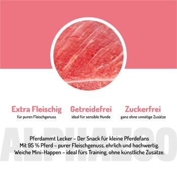 Nahaufnahme einer entspannten grauen Katze, die auf einem weißen Bettbezug liegt, mit einem teilweise geschlossenen Auge und einem ruhigen Ausdruck.