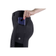 Nahaufnahme einer Hand einer Frau, die ein Smartphone in die hintere Tasche von schwarzen Sportleggings steckt, mit einem Logo an der Seite.