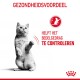 Een staande grijze kat met een speelse uitdrukking, vergezeld van de tekst 'GEZONDHEIDSVOORDEEL HELPT HET BEDELGEDRAG TE CONTROLEREN' in het rood.