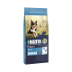 Sac de nourriture pour chien présentant un chien heureux sur une souche de mousse, étiqueté "BOZITA Original Adult", 12 kg, avec "Sans blé" et des informations nutritionnelles.